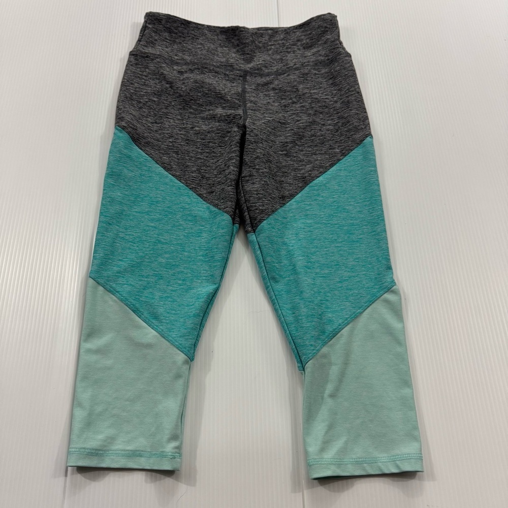 JK100. Athletic Works Women's Colorblock Capris - Gray and Teal (S 4/6)